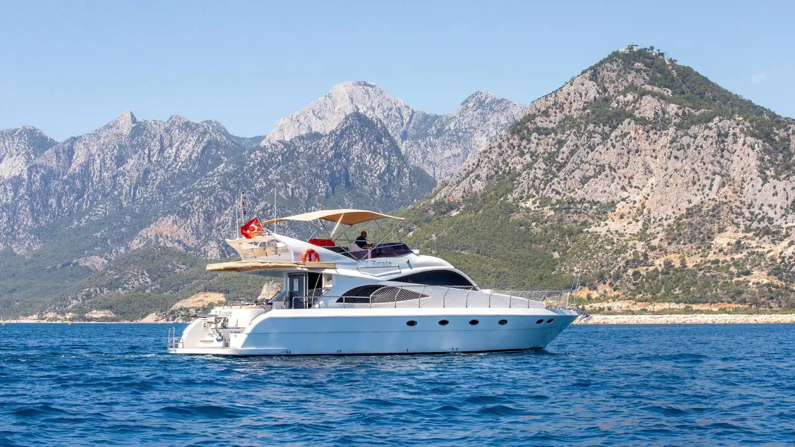 L ESTATE YACHT